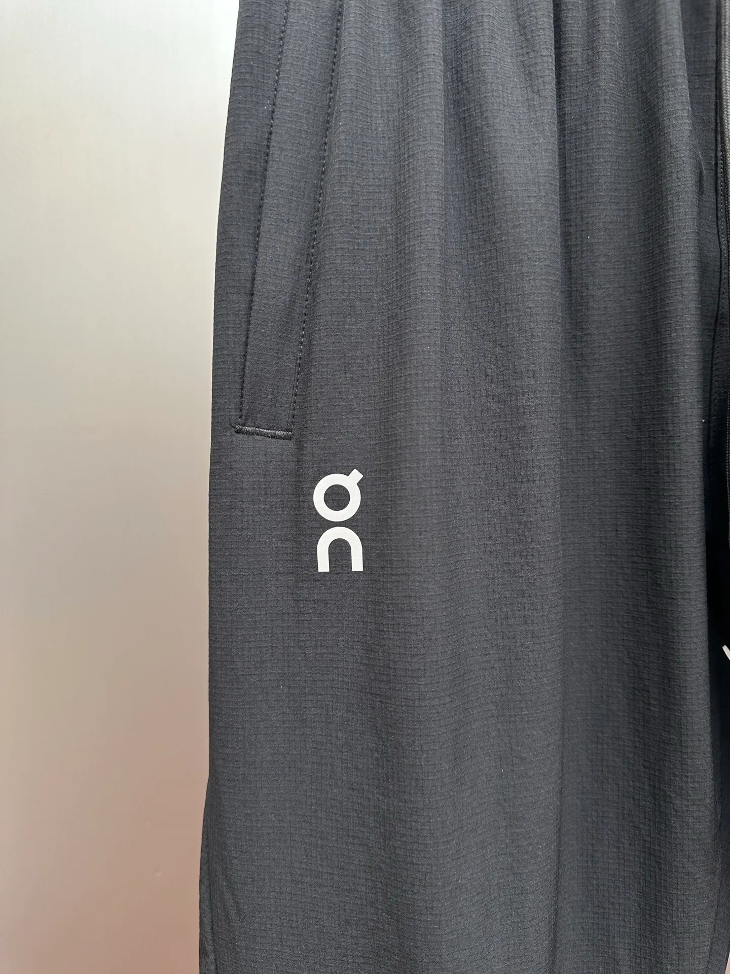 ON/Angpao All-Day Joggers Waterproof Sports Multi-Function Suit Made of textured tear-resistant fabric, quick-drying and sweat-wicking, not afraid of light rain, light and breathable, with zero restriction on the upper body. The fabric is tear-resistant, the upper body is neat and not bulky, and it provides both sun protection and wind protection. The jacket's lightweight material is breathable and waterproof, effectively preventing sweat accumulation and rain damage, keeping you dry and comfortable in all weather conditions. The unique spiral cutting structure provides flexible space for movement, no matter which direction and no matter the rhythm, it can move with you. The pockets on both sides are equipped with zippers to safely store car keys and energy gels. There is an inner pocket in a zippered pocket for storing small items to avoid violent shaking and provide extra protection. Featuring an elastic waistband, crotch gusset and pre-shaped knee construction, the pants move with you in any direction and at any pace. In addition, the zippers on the trouser legs can be pulled down to the knees for easy putting on and taking off. Equipped with two zippered hand pockets to keep your equipment safe and organized, no extra storage space is needed, so you can travel light. Whether it's jogging in the morning, cycling at night, or daily city travel, this jacket can be your thoughtful sports companion to help you stay in shape. Colors: Gray, Green, Khaki, Black Sizes: L, XL, XXL, XXXL